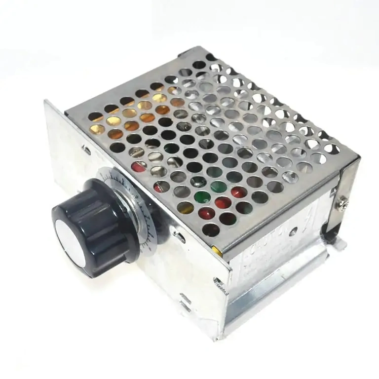 Módulo variador de tensão AC 220V mostrado em ângulo lateral