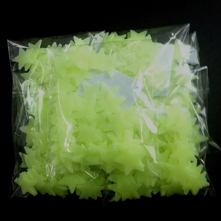 Decoração de quarto infantil com estrelinhas fosforescentes