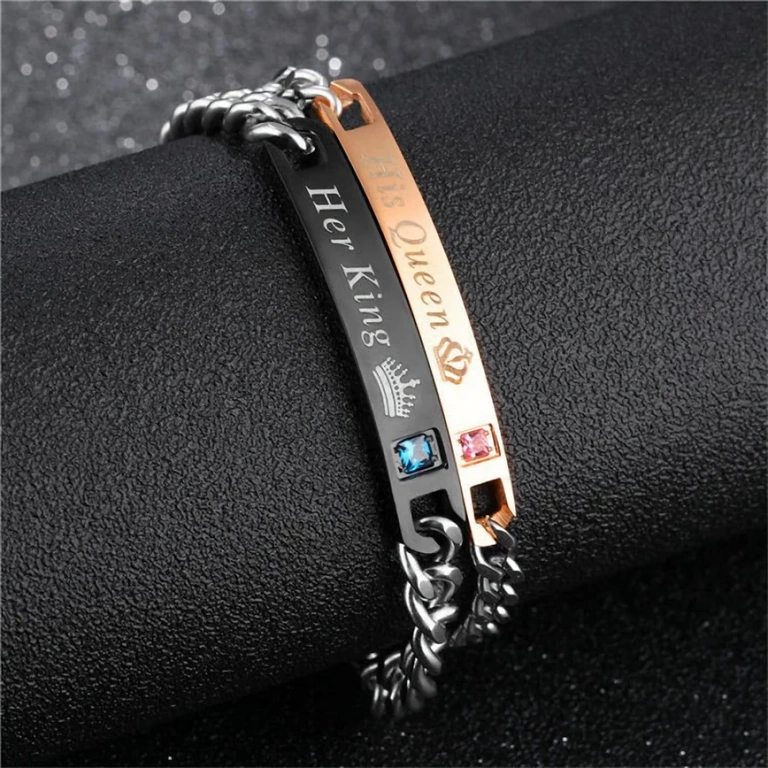 Pulseiras gravadas para casal em inox Pulseiras de casal gravadas com textos Her King e His Queen, resistentes e elegantes