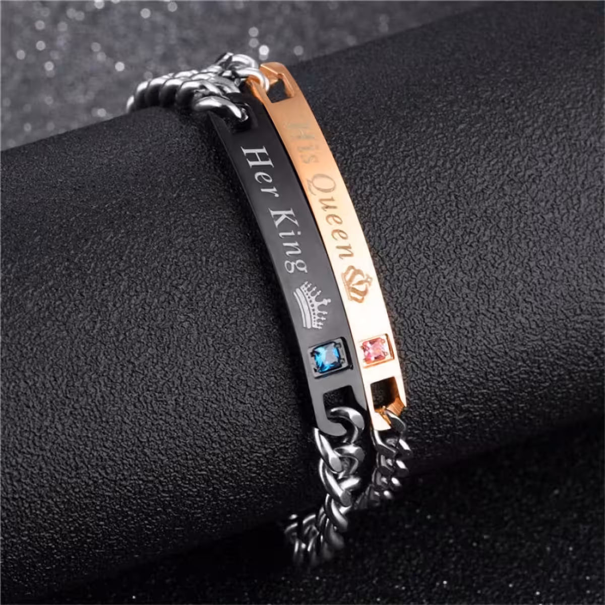 Pulseiras de casal gravadas com textos Her King e His Queen, resistentes e elegantes