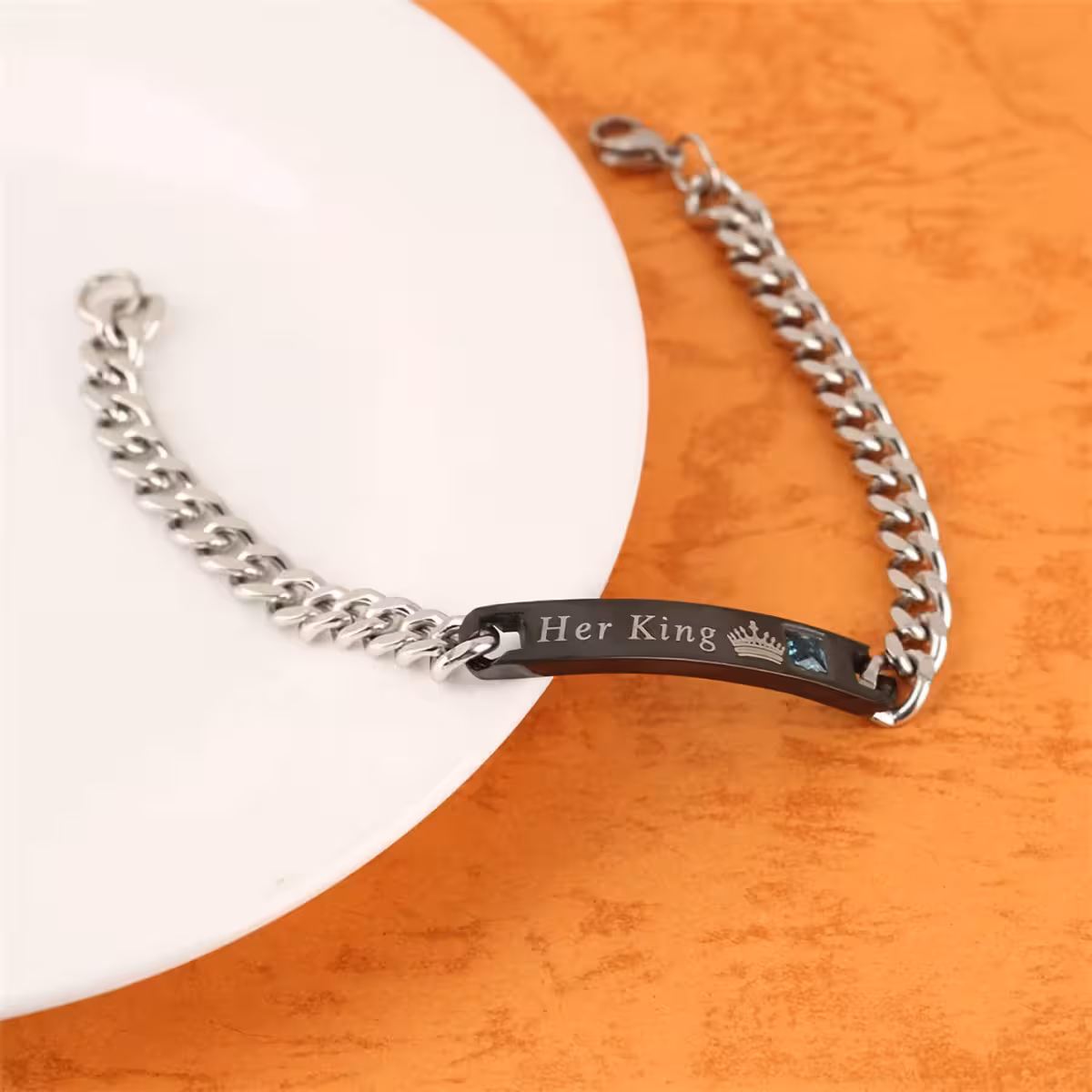 Pulseira Her King com gravação profunda, resistente ao desgaste