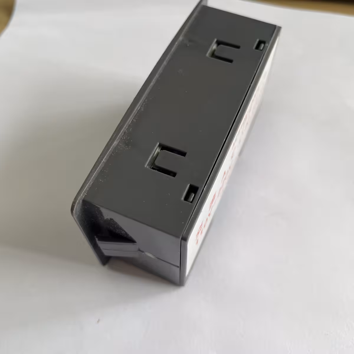 Dispositivo para ajuste de atraso em circuitos elétricos