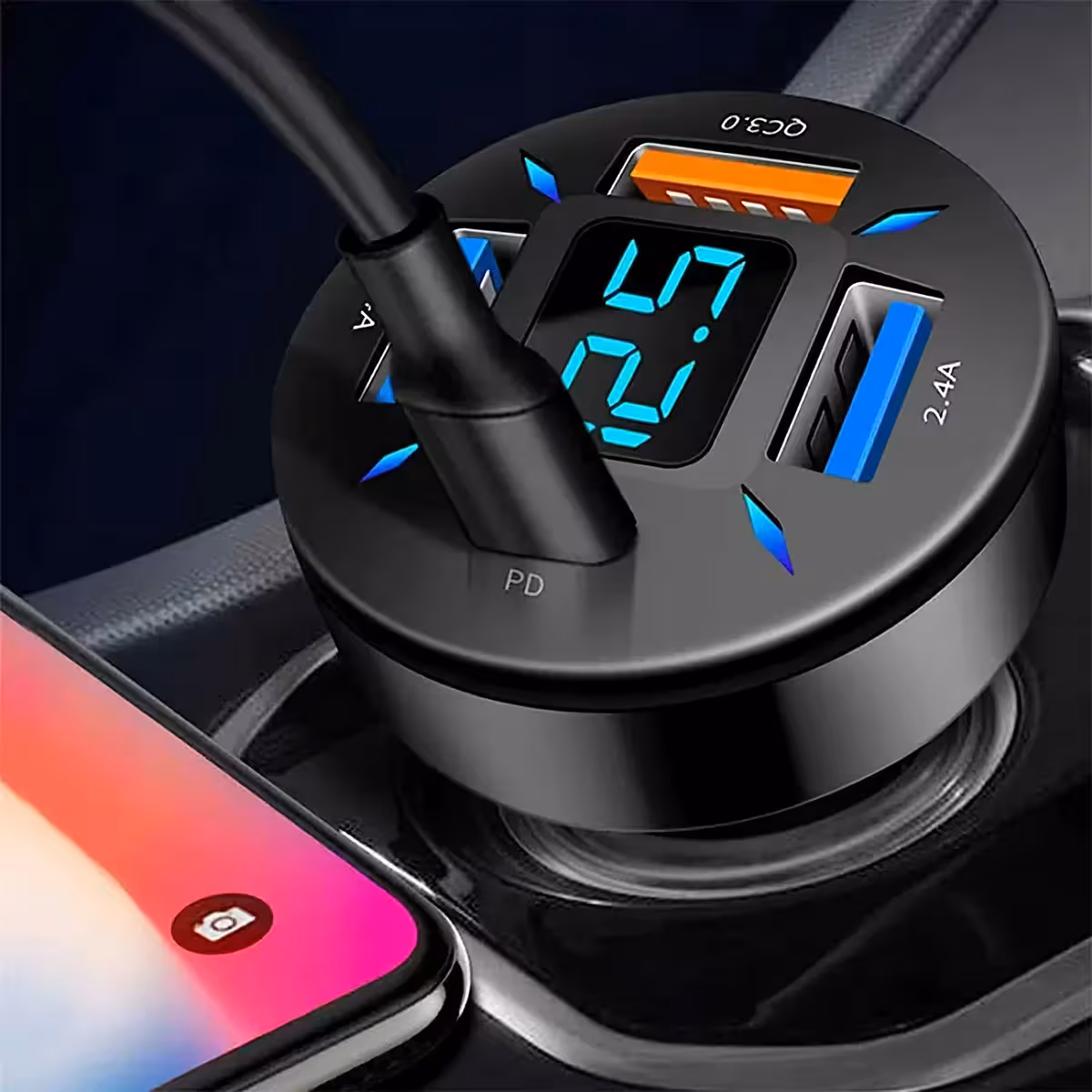 Carregador automotivo elegante com display LED de voltagem e portas USB rápidas