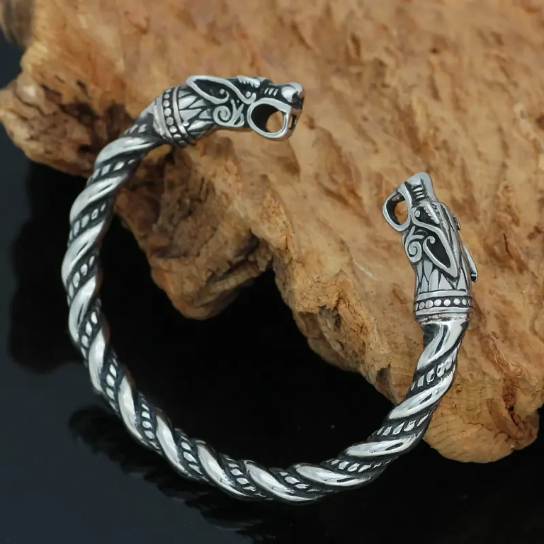 Design antigo inspirado em tesouros vikings, cabeças de lobo estilizadas