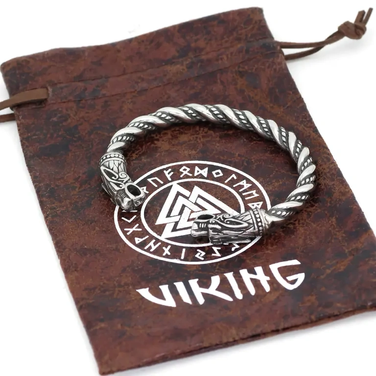 Pulseira pesada com design viking, adequada para visual gótico ou medieval