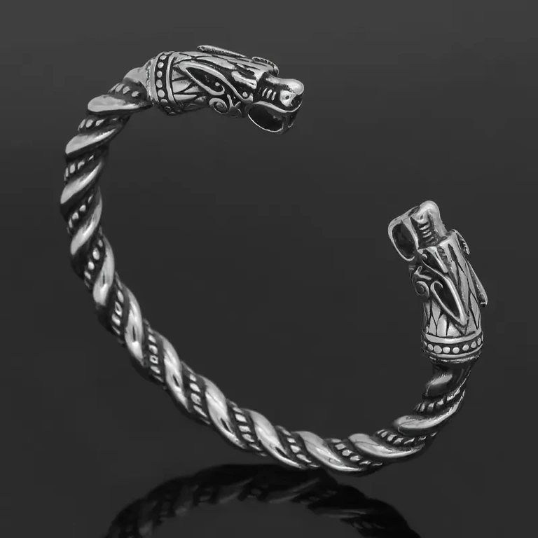 Pulseira de inspiração nórdica com extremidades em forma de dragão
