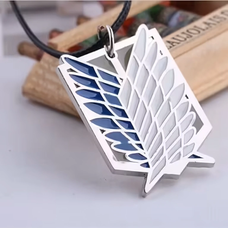 Colar anime com pingente prateado Attack on Titan