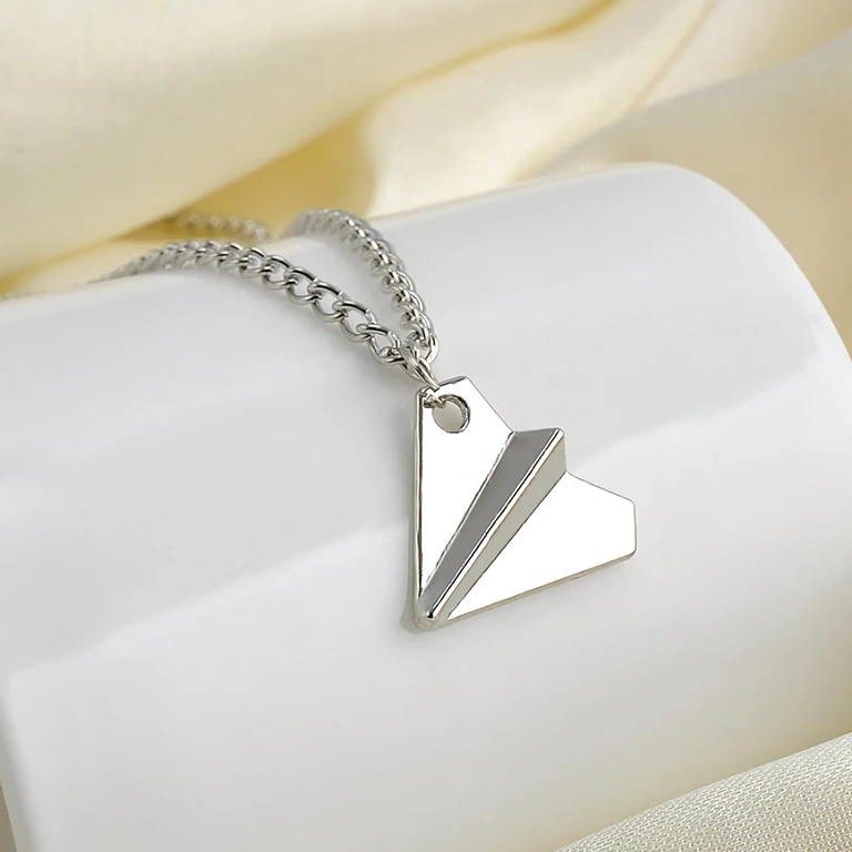 Colar avião Harry Styles – One Direction Medalhão prateado em forma de avião, usado por Harry Styles do One Direction