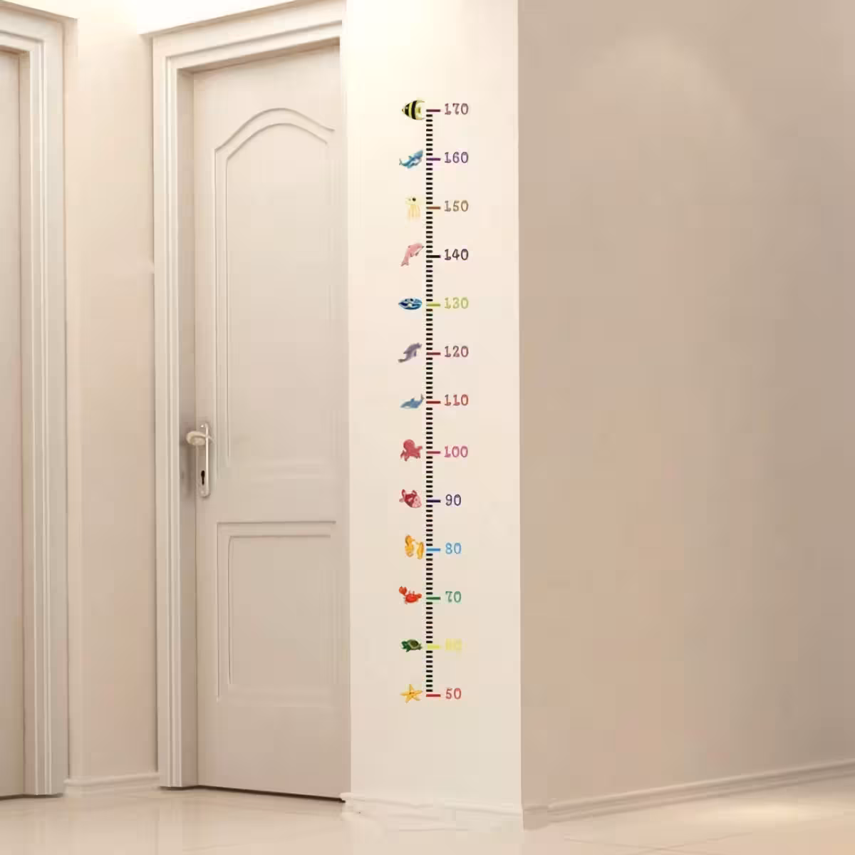 Gráfico de crescimento com design divertido para quarto infantil