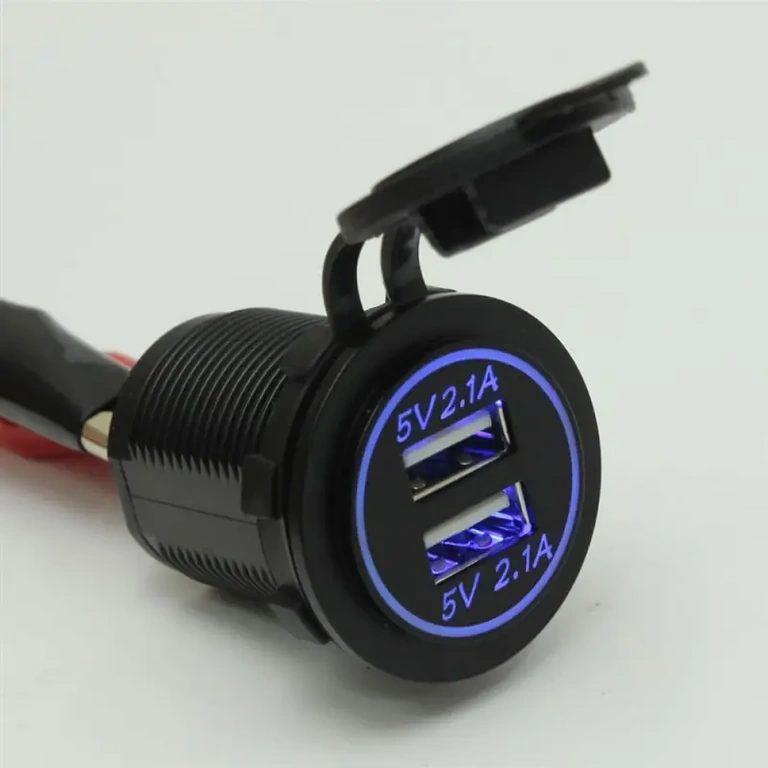 Porta USB automotivo compatível com qualquer veículo ou barco