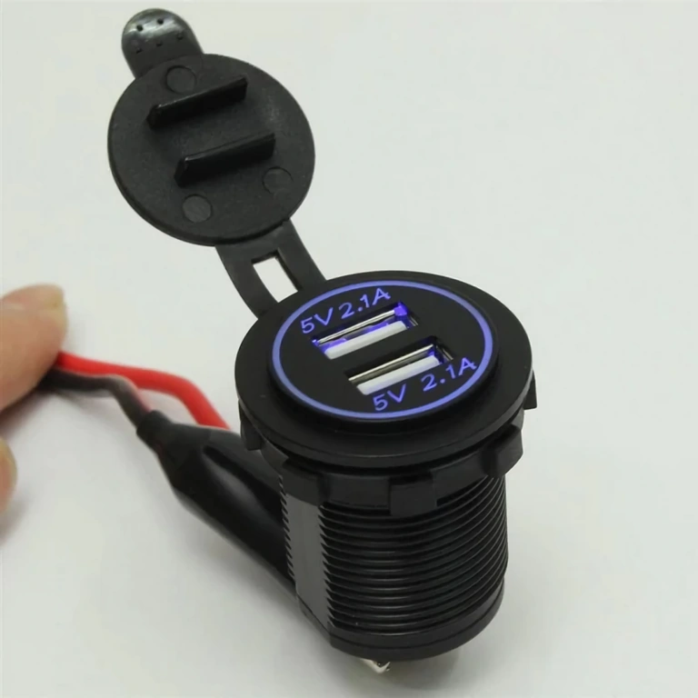 Carregador rápido automotivo com saídas USB duplas e instalação em painel