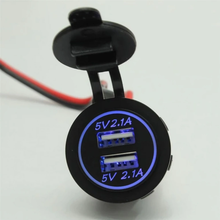 Tomada automotiva com duas saídas USB 2.1A e proteção contra água e poeira