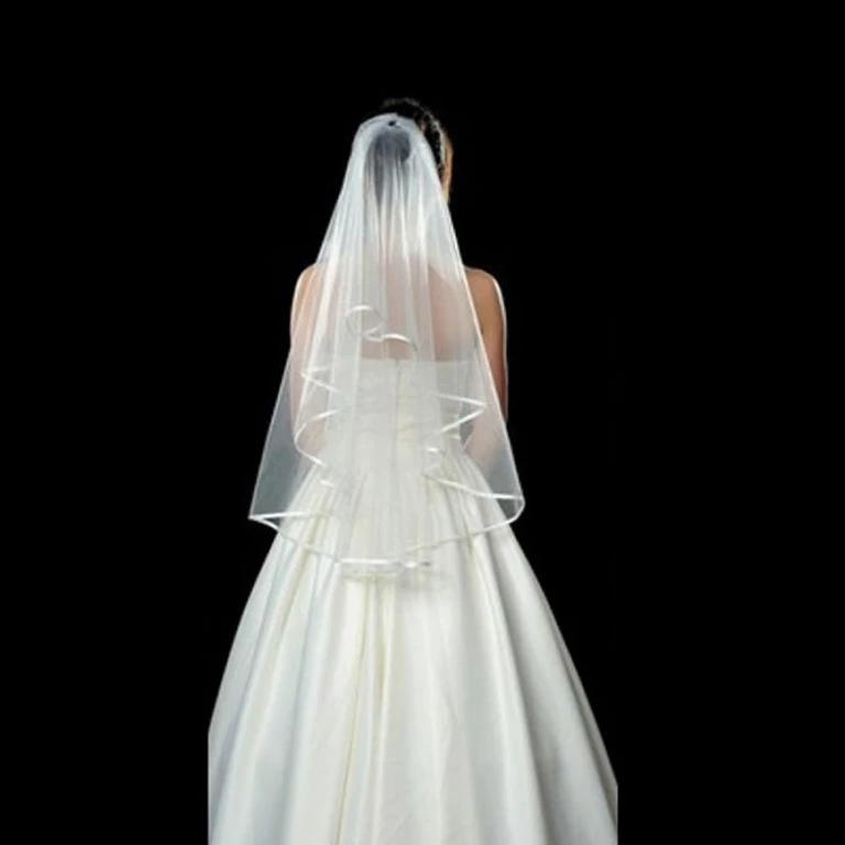 Veu branco que adiciona sofisticação ao look de casamento