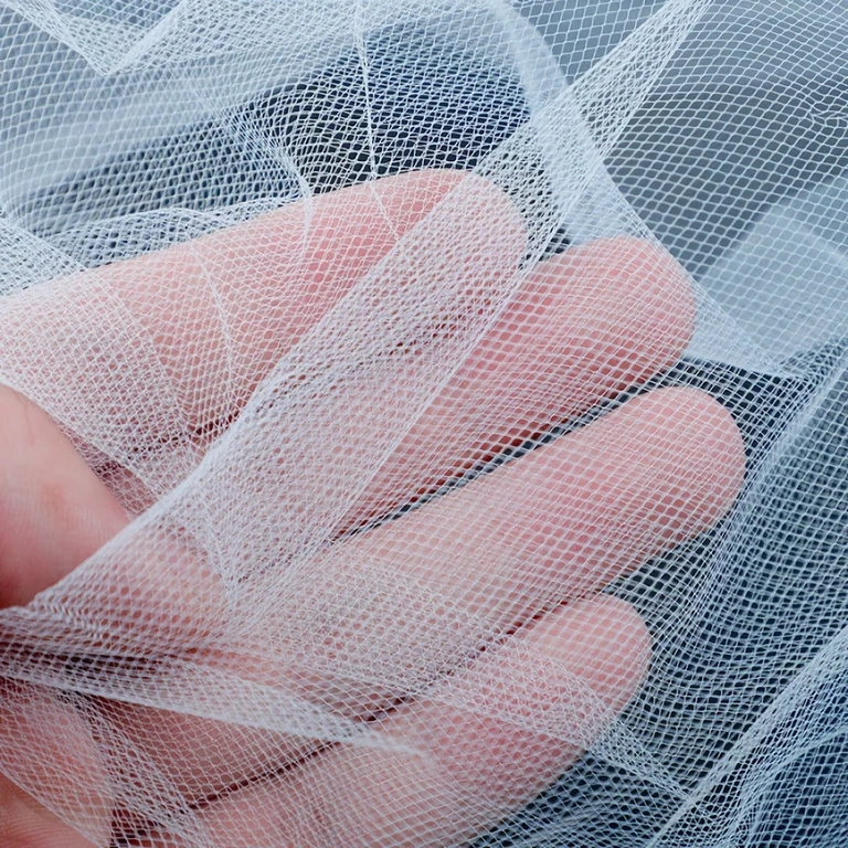 Veu branco preso em pente, ideal para penteados soltos ou coque