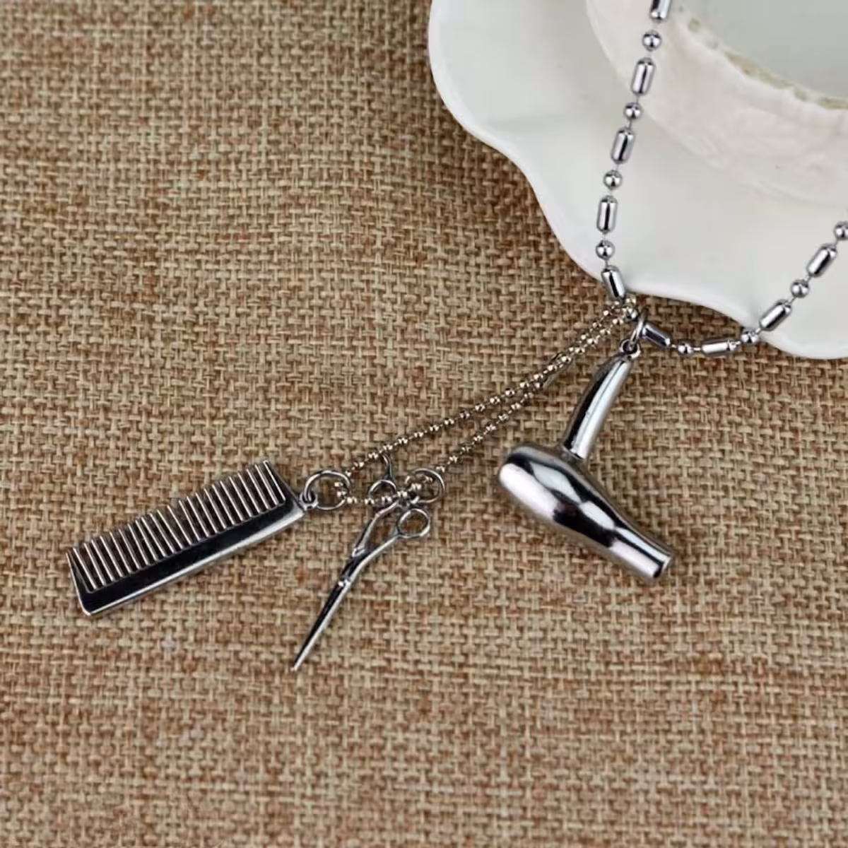 Presente perfeito para cabeleireira – colar elegante com pingente temático