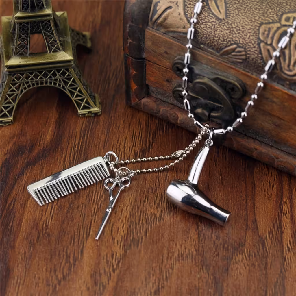 Colar Pingente Cabeleireiro com Tesoura, Pente e Secador – Presente Barber Hairdresser