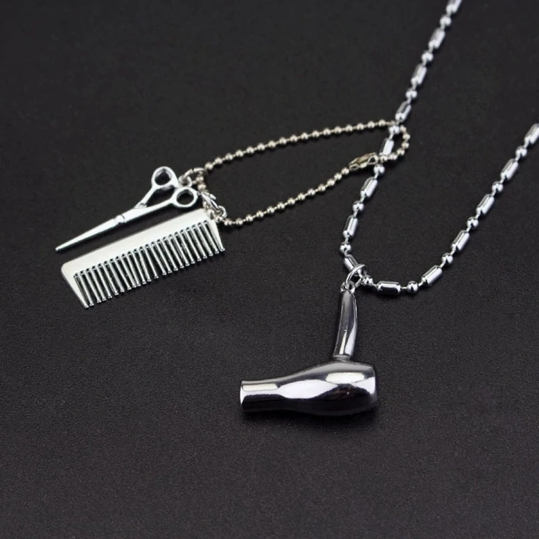 Colar hairstylist prateado com pingente de barbeiro Joia hairstylist – colar prateado com símbolos específicos