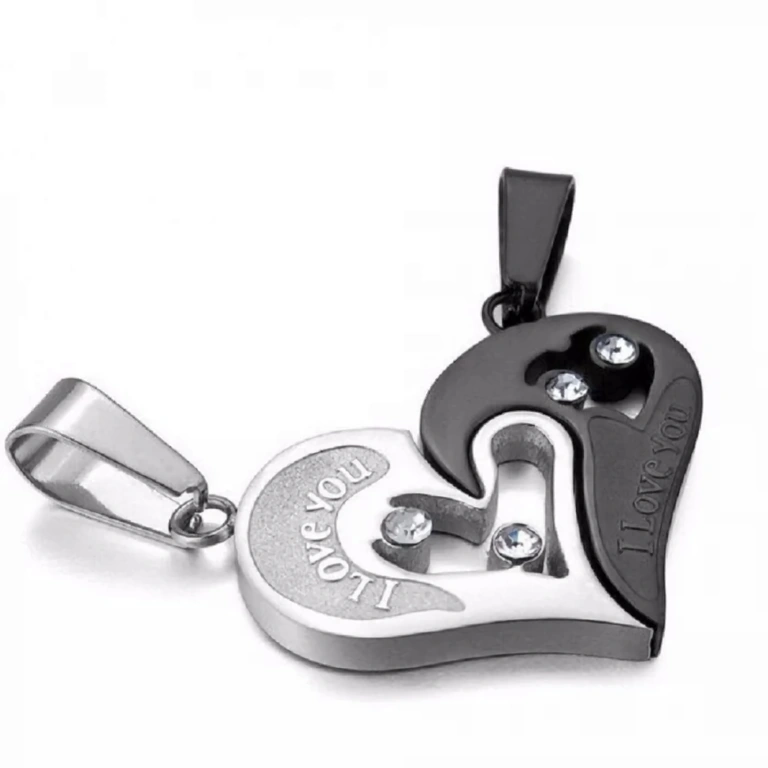 Dois colares com pingentes de coração, adequados para casais