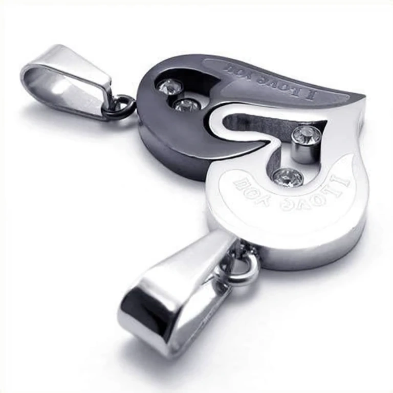 Pingentes de coração em cores prata e preta para casais