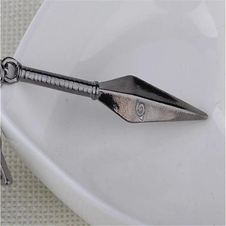 Pingente metálico Kunai com colar de couro