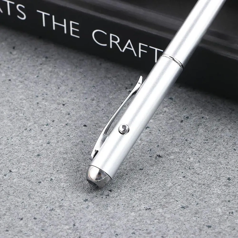 Caneta prateada com luz integrada para mensagens que aparecem no escuro