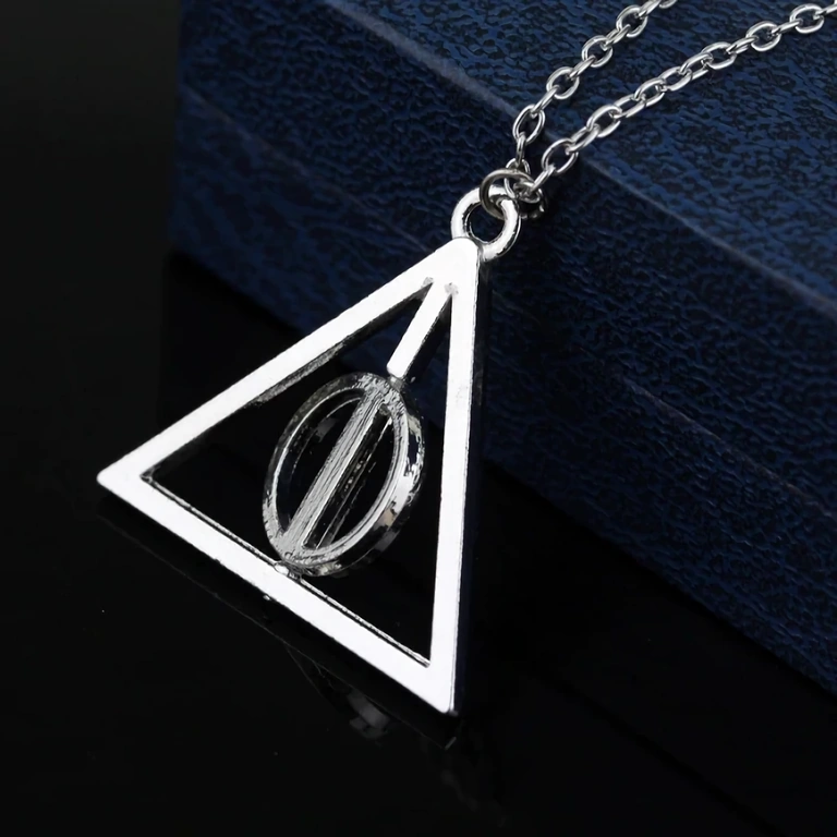Pingente prateado com símbolo Deathly Hallows