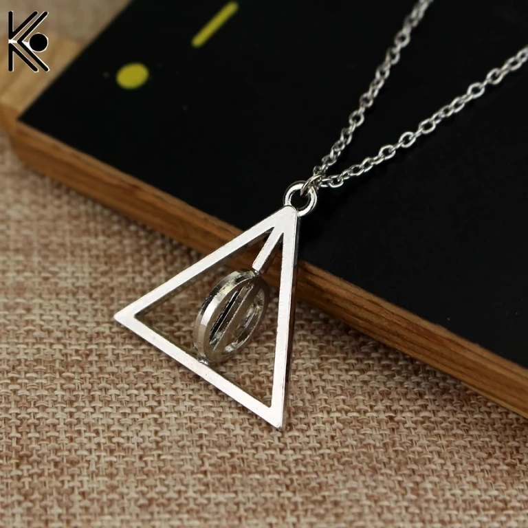 Colar prateado com pingente Deathly Hallows e corrente de 70cm