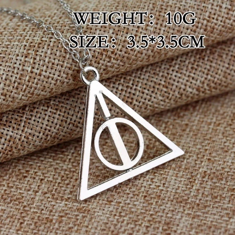Pingente triangular inspirado em filmes fantasy
