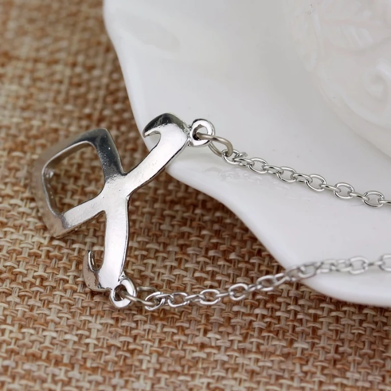 Pingente com design fantasy baseado em símbolos de Mortal Instruments