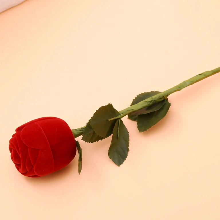 Caixinha de veludo vermelho em forma de rosa para joias – anel ou brinco