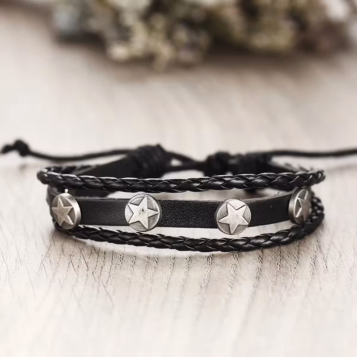 Pulseiras trançadas em couro – acessórios simples e elegantes