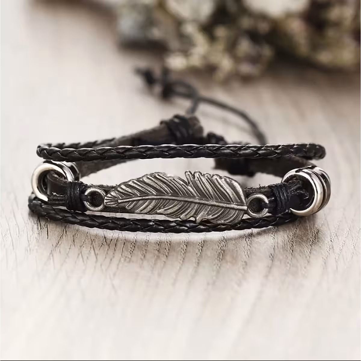 Pulseiras em tons escuros, elegantes e versáteis – acessórios masculinos
