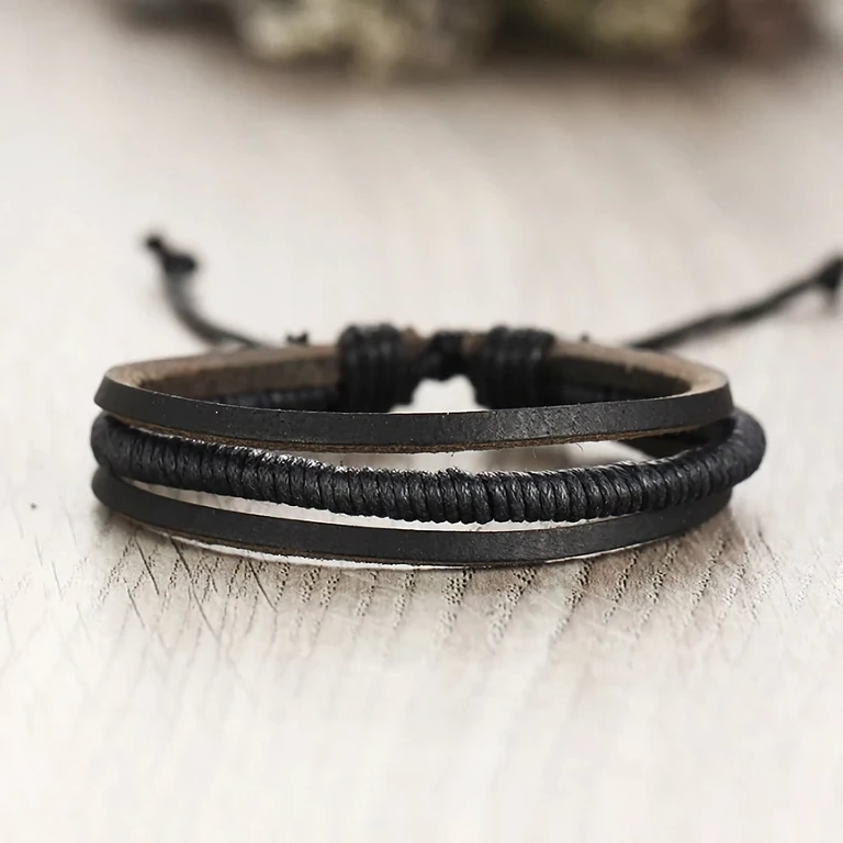 Pulseiras com pingente metálico para homens – couro Pulseiras com decoração metálica – estilo casual para looks masculinos