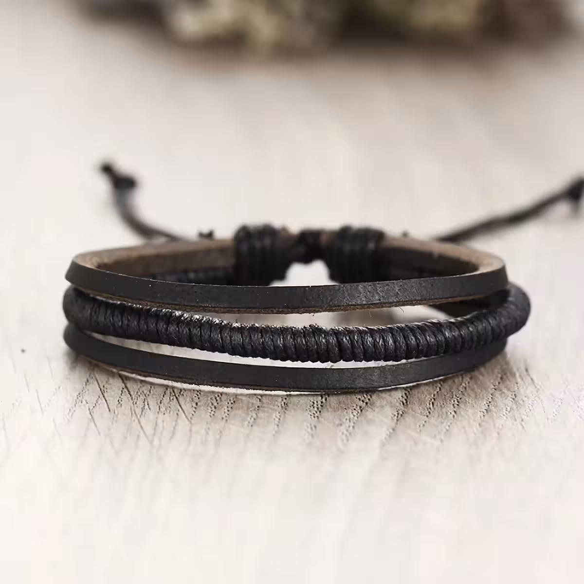 Pulseiras com decoração metálica – estilo casual para looks masculinos