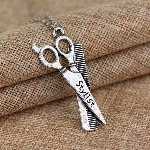 Corrente Medalhão Barbeiro / Estilista – Acessório Fashion com Tesoura e Pente para Salão