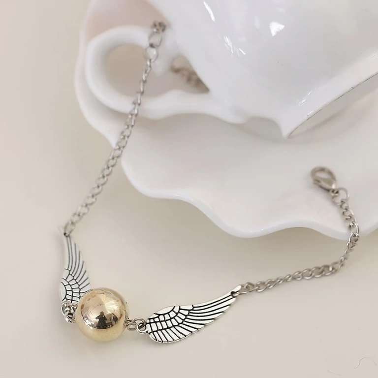 Pulseira dourada com pingente Snitch, estilo casual