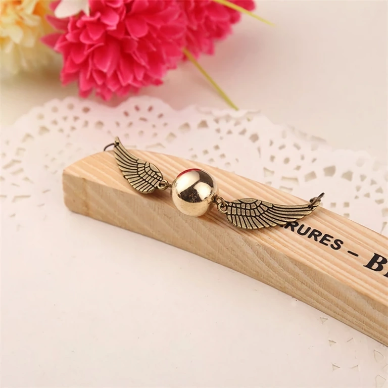 Pulseira com pingente Snitch, acabamento elegante e moderno