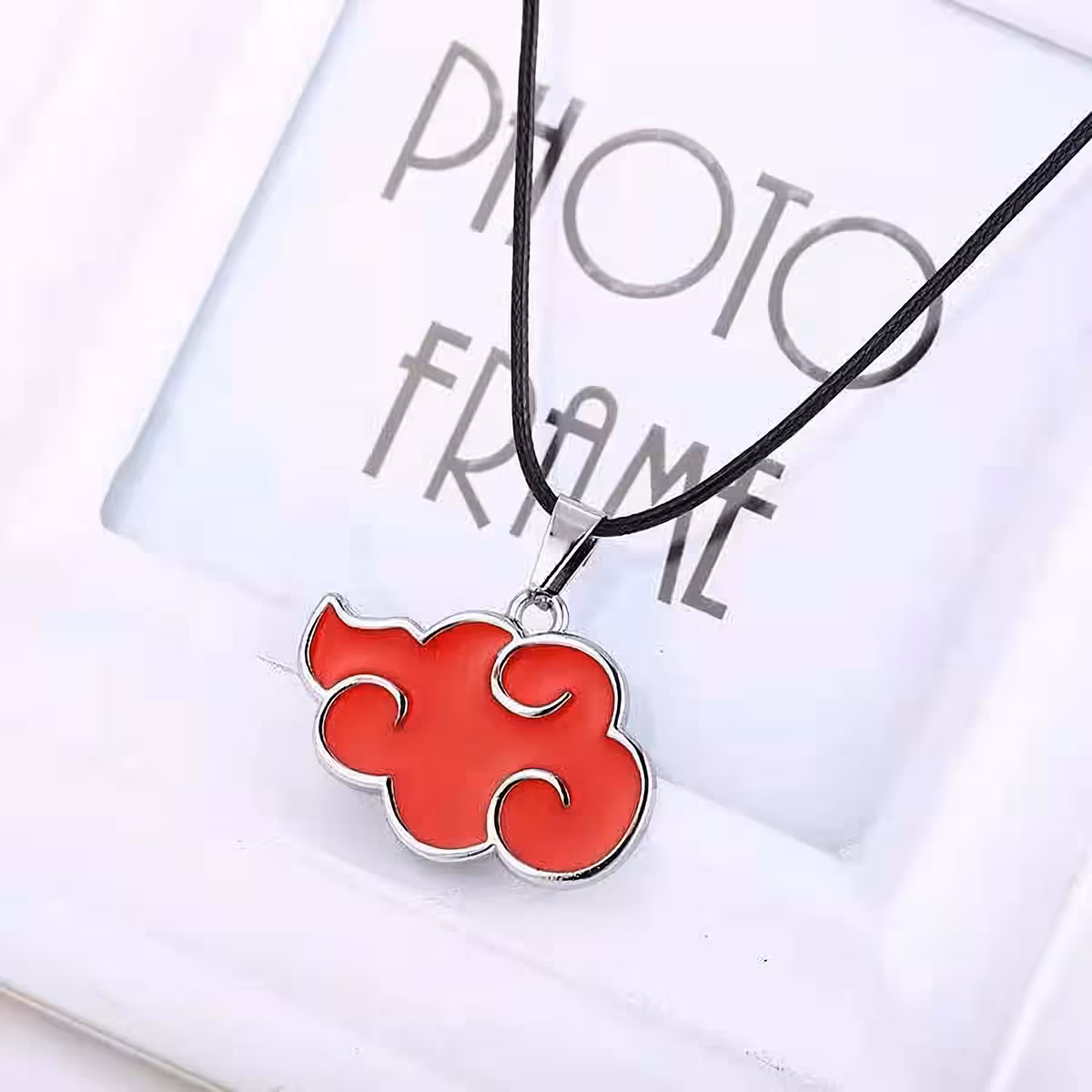 Pingente metálico cosplay com símbolo Akatsuki do universo Naruto