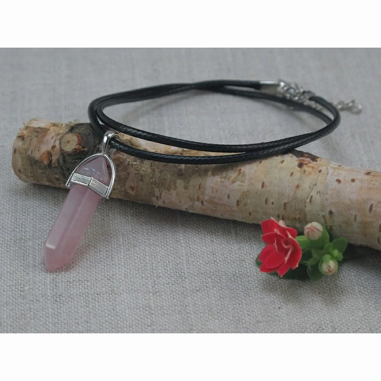 Colar artesanal com pingente de quartzo rosa – pedra do amor