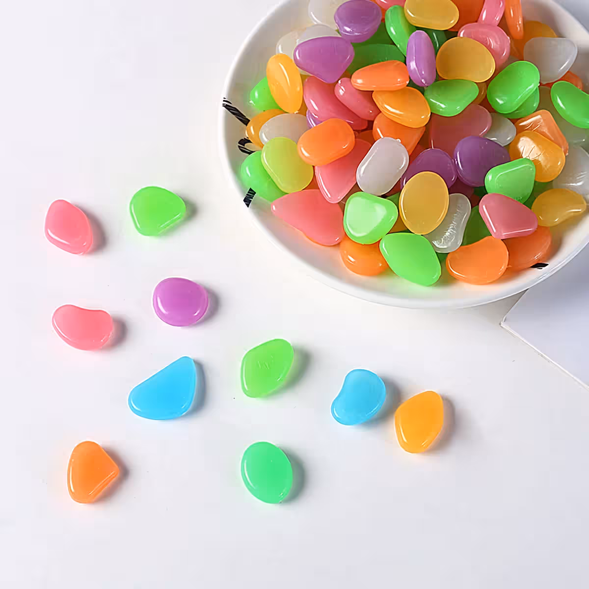 Pacote decorativo com 100 pedras fosforescentes