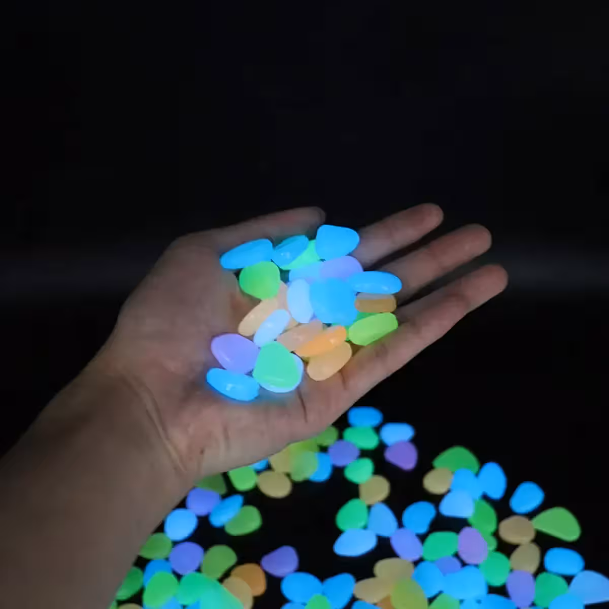 Pedras que absorvem luz e brilham à noite