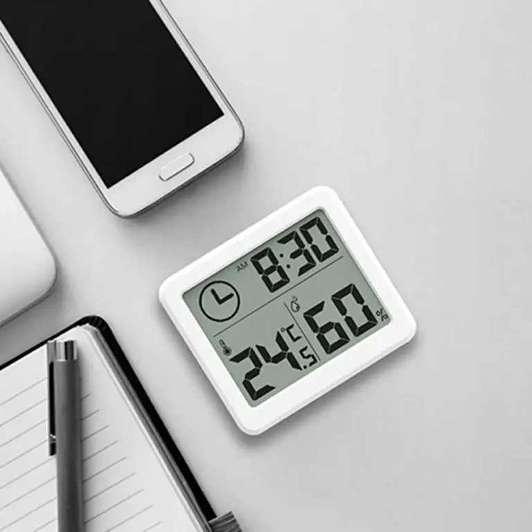 Dispositivo para controle do clima do quarto, com tela LCD e design moderno