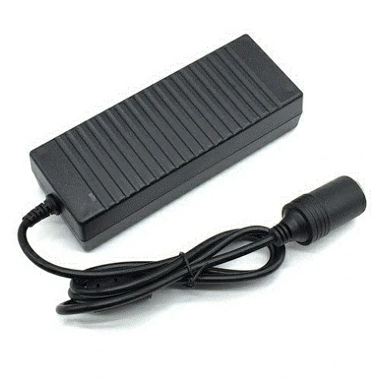 Conversor de tomada 220V para 12V com plug de isqueiro para alimentar equipamentos automotivos