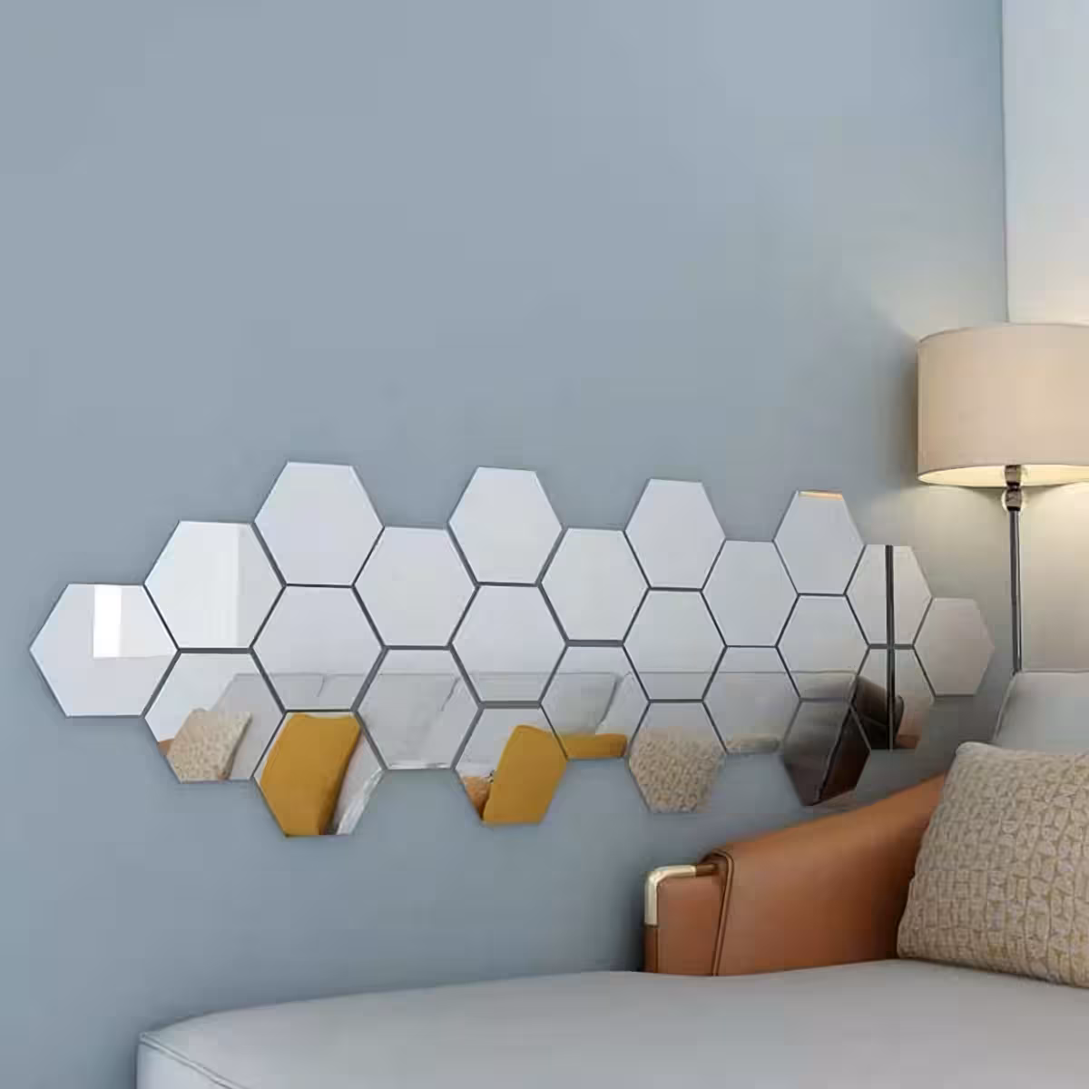 Decoração de parede com espelhos hexagonais tipo favo