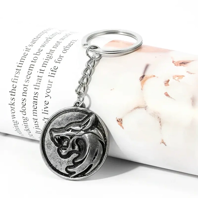 Colar e chaveiro de metal, com cabeça de lobo The Witcher, aspecto envelhecido