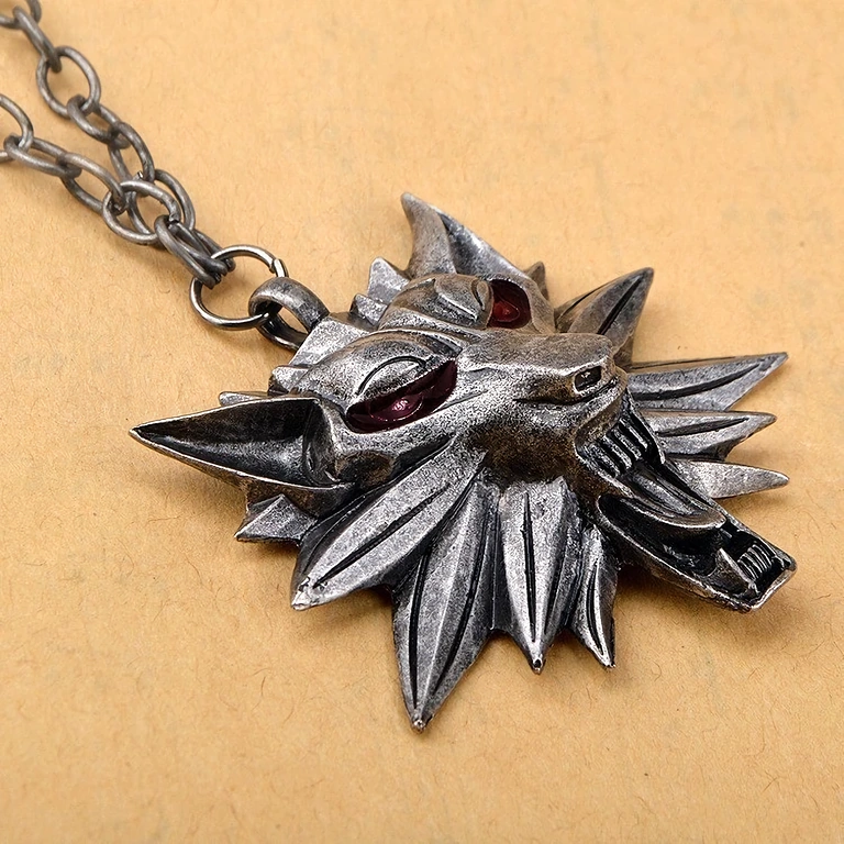 Detalhe de pingente Witcher Wild Hunt Detalhe próximo de medalhão The Witcher, material resistente e bem acabado