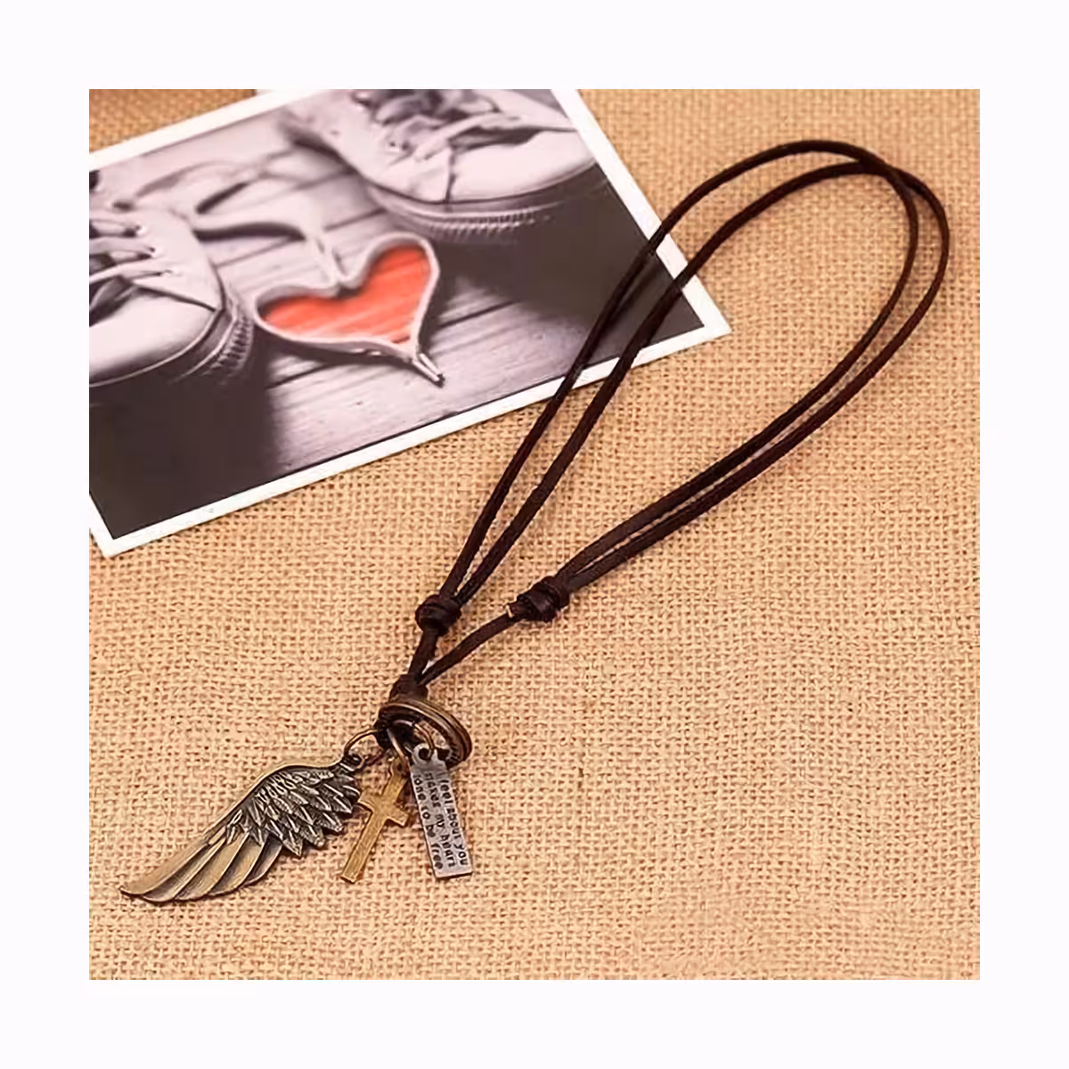 Colar estilo boho com pingente de asas duplas