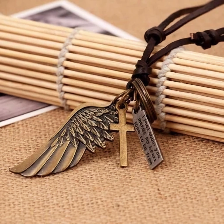 Colar vintage com crucifixo Corrente vintage masculina com pingente cruz e asa