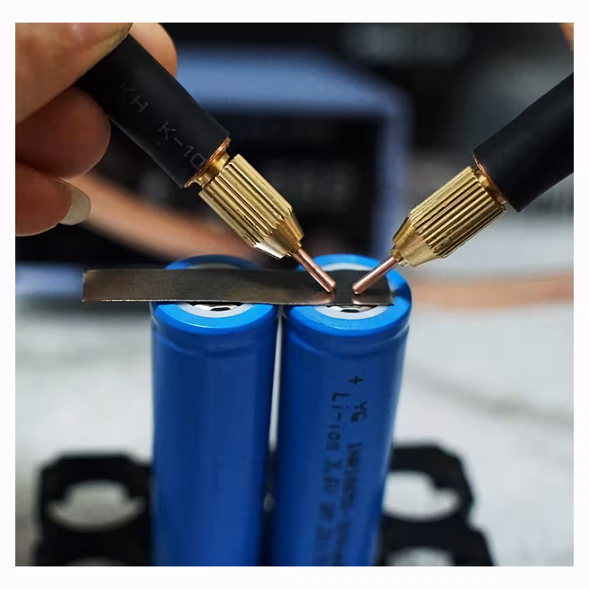 Máquina de solda em pontos 800A para baterias Li-Ion e Ni-CD