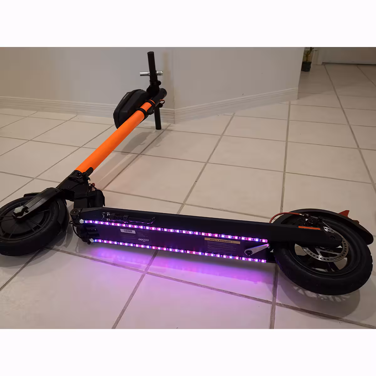 Fitas LED montáveis lateralmente em scooters